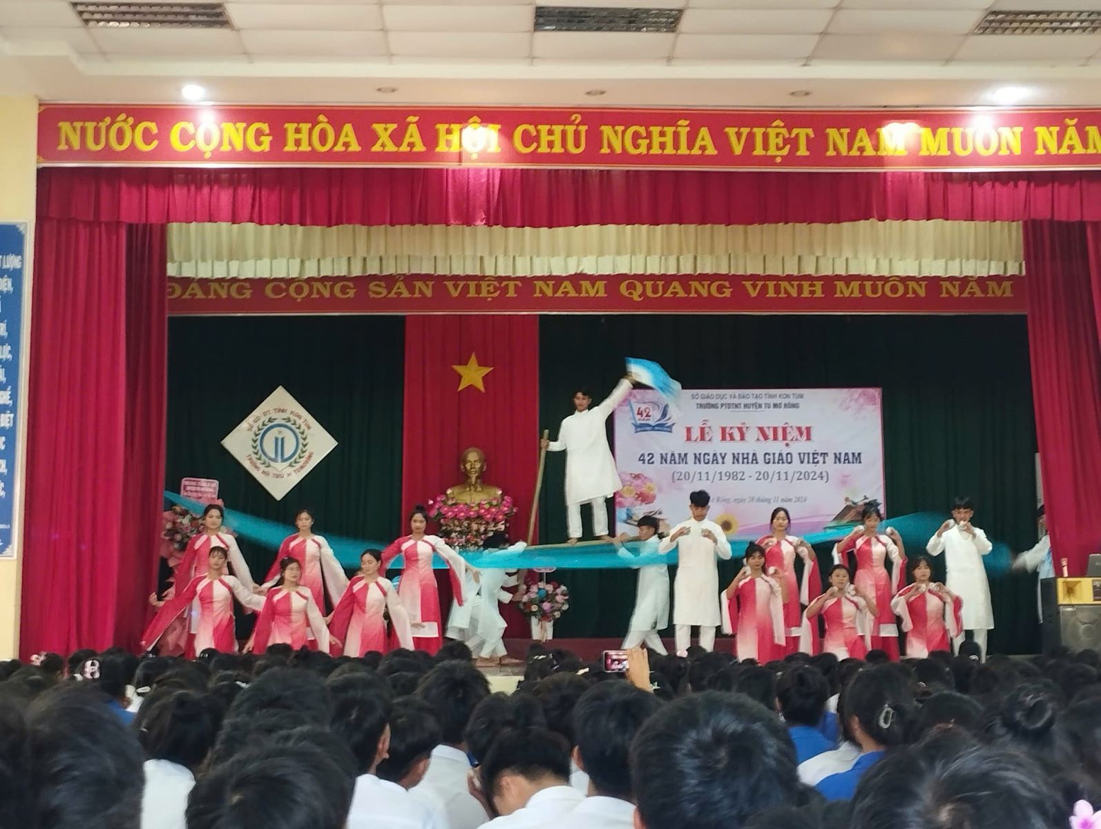 Diễn văn nghệ 20-11