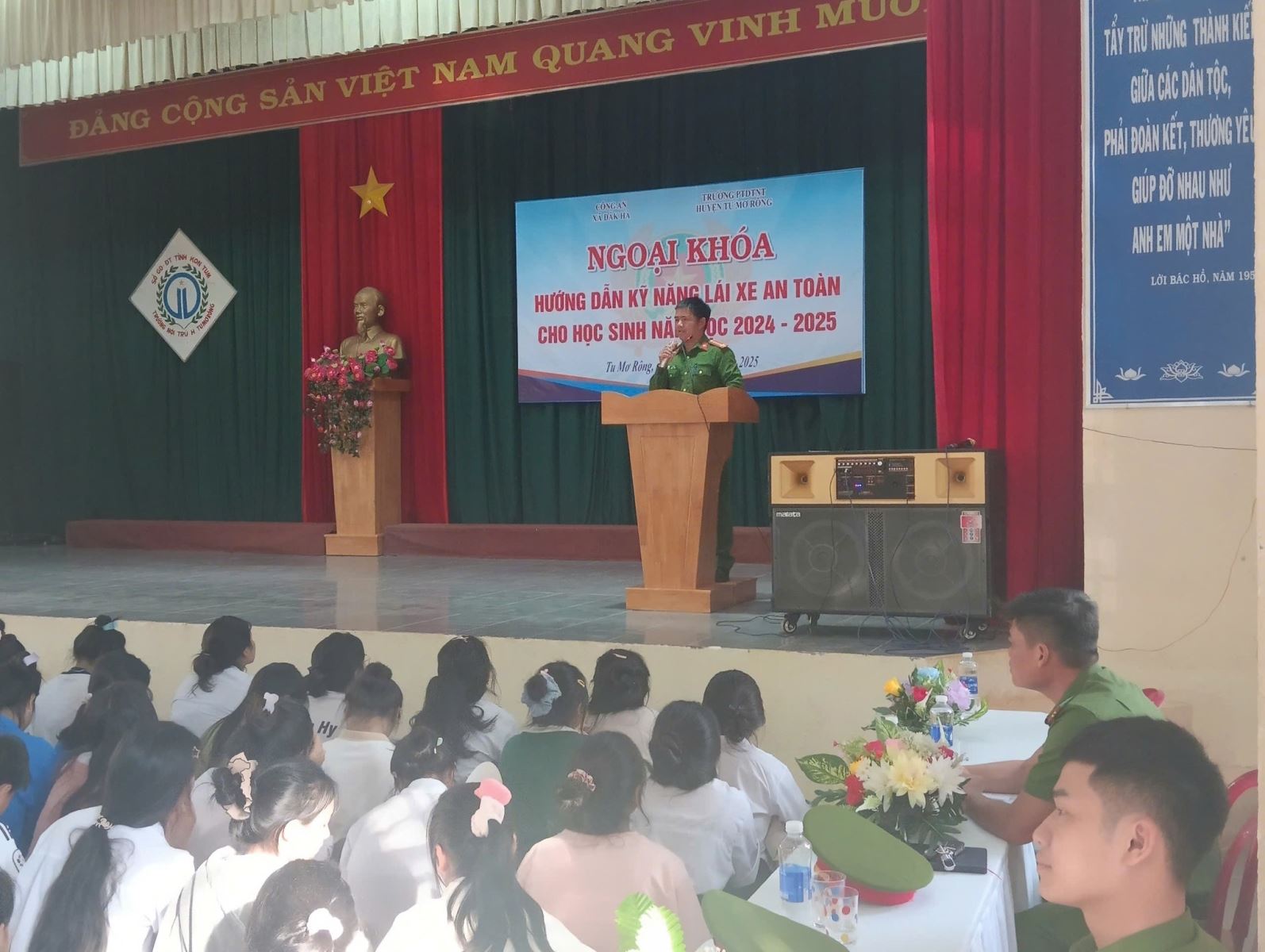 Trung Úy A Lang - Công an xã Đăk Hà với nội dung: Hướng dẫn kỹ năng lái xe gắn máy an toàn