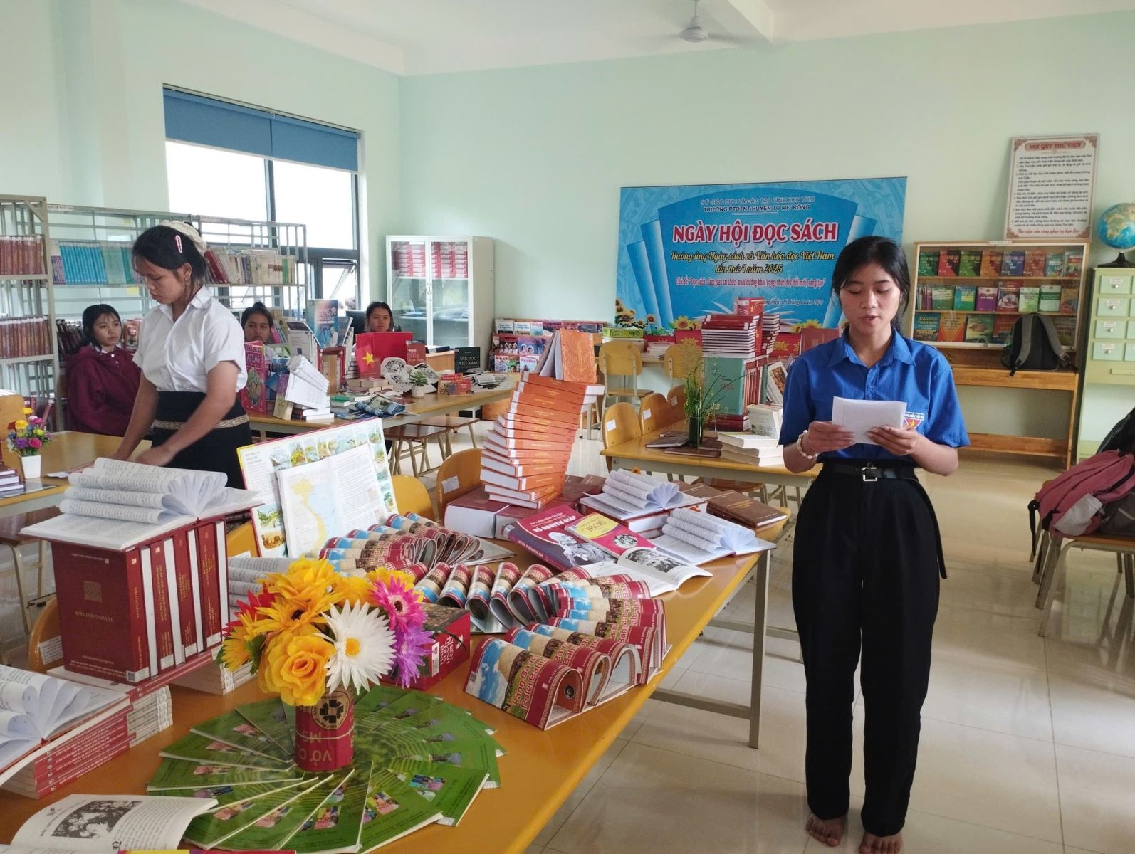 Thuyết trình về ý tưởng xếp sách,..