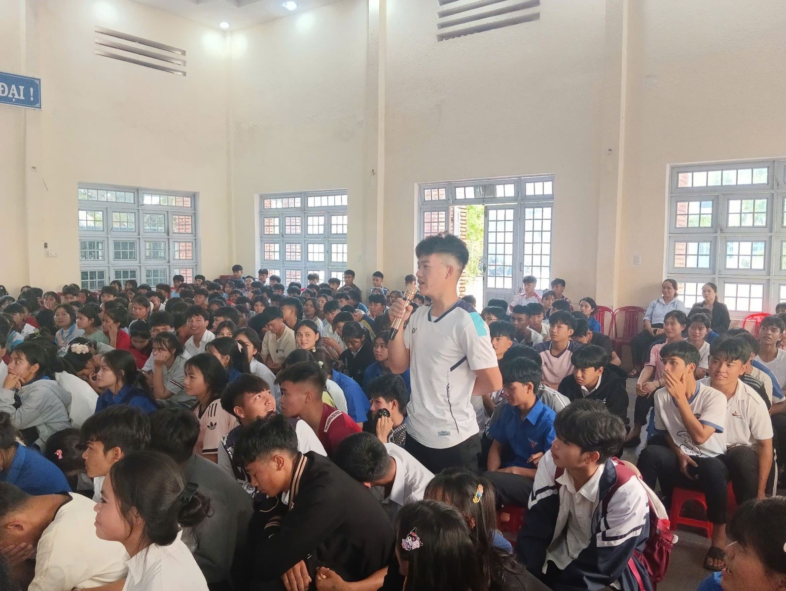 Học sinh A Duyệt trong phần giao lưu với Cán bộ Công an xã Đăk Hà