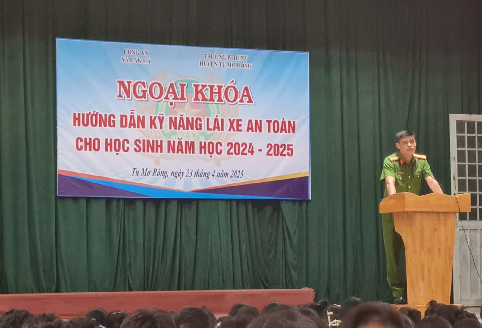 Thiếu Úy Nguyễn Trọng Nam - Công an xã Đăk Hà với nội dung: Giáo dục kiến thức pháp luật về trật tự, an toàn giao thông đường bộ