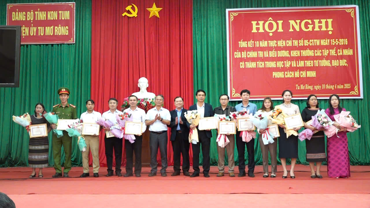 Trao tặng giấy khen