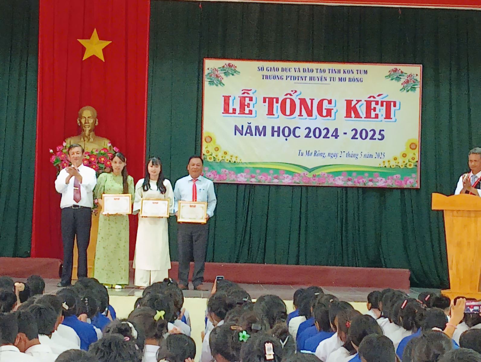 T Lưu trao GV