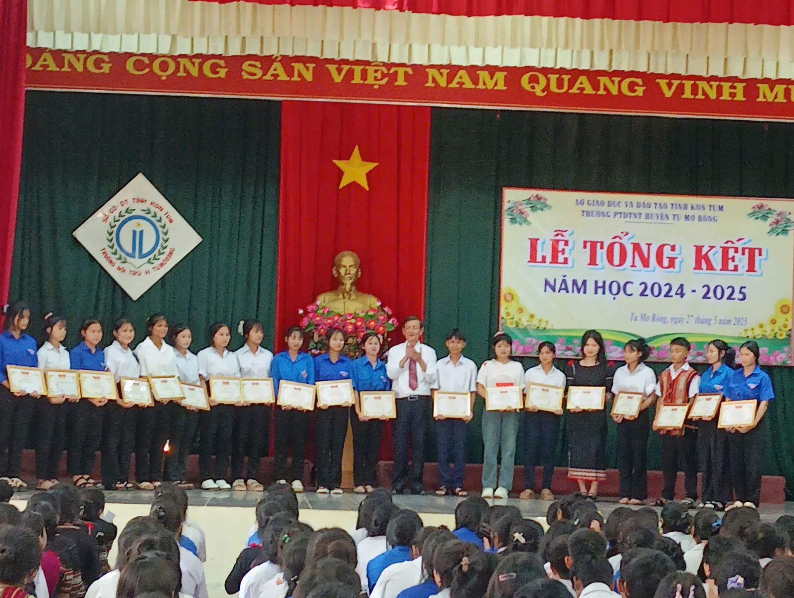 Thầy Lưu trao HS