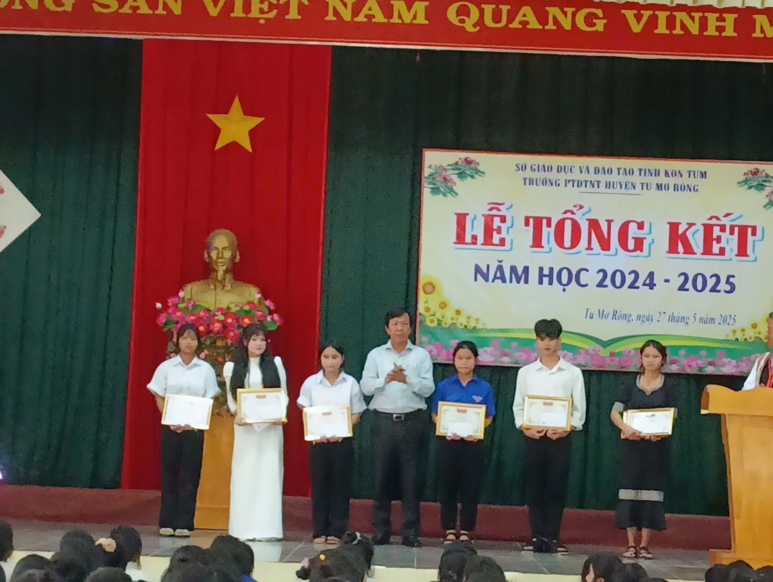 Thầy Đoàn Thành Nhân - Phó Giám đốc Sở Giáo dục và Đào tạo tỉnh Kon Tum trao thưởng cho học sinh đạt Học sinh giỏi năm học 2024-2025